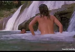 Sexy Tomboy bläst Dampf ab, der in der Dusche masturbiert. free porno film hd