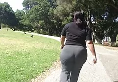 Oma Emanuelles Muschi sex kostenlos video sieht so einladend aus
