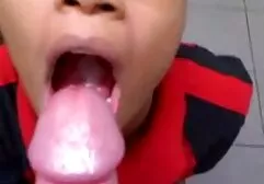 Das vollbusige Schulmädchen zieht sexfilmr sich aus und schlägt mit einem Lineal auf ihren Hintern
