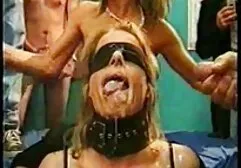 blonde Lesben auf einem schwarzen gratis pornos mit alten frauen Sofa